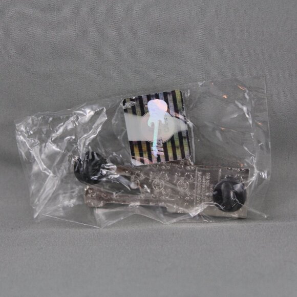 2001 Grey Cup Pin - Maple Leaf Double Guitar Hard Rock Cafe - Inlaid Pin - Picture 2 of 3